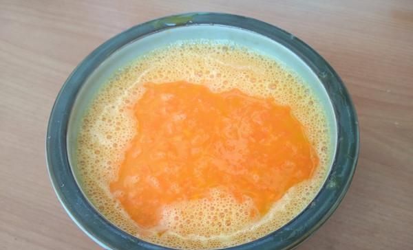 5,将胡萝卜放入鸡蛋汁中,加入少许水搅拌均匀4,胡萝卜切碎3,加盐,胡椒