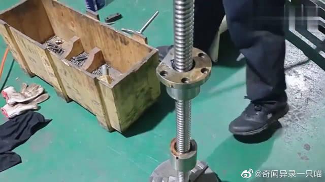 台虎钳为何有那么大夹紧力,全靠下面这根丝杆给力