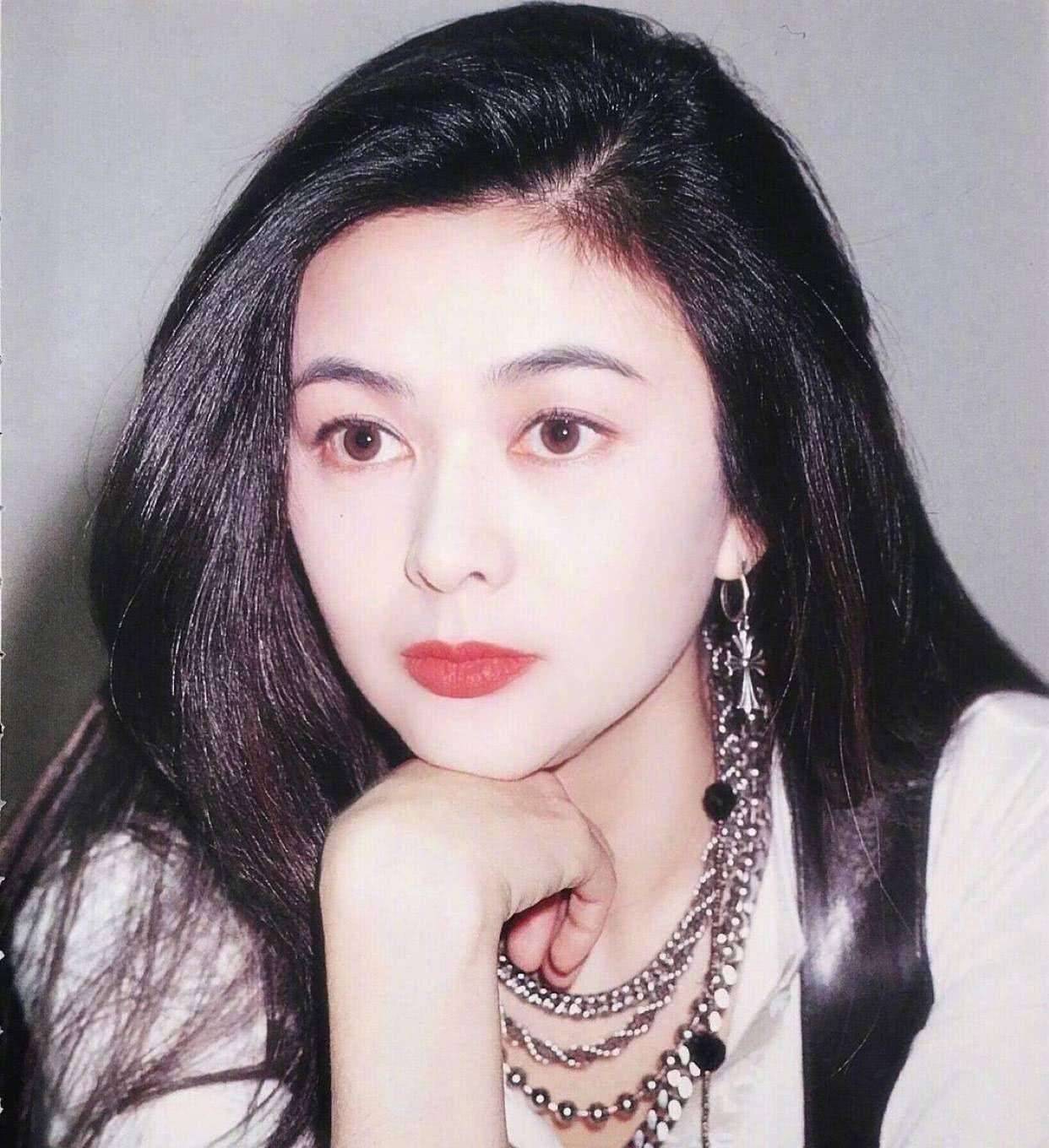 白皙,大部分女星都是自然肤色,当然也有那种天生肤白的,比如关之琳