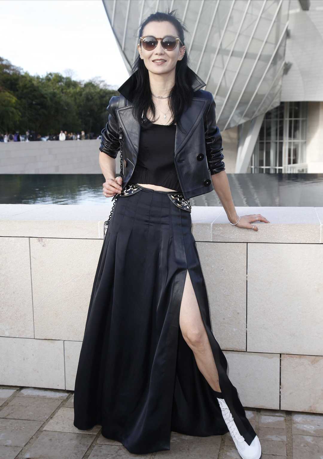 张曼玉越老越奔放穿印花连衣裙短裙配细渔网袜就她能穿得不俗