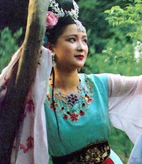 因为名声太大,最后招来了《西游记》导演杨洁,邀请她扮演"文殊菩萨的