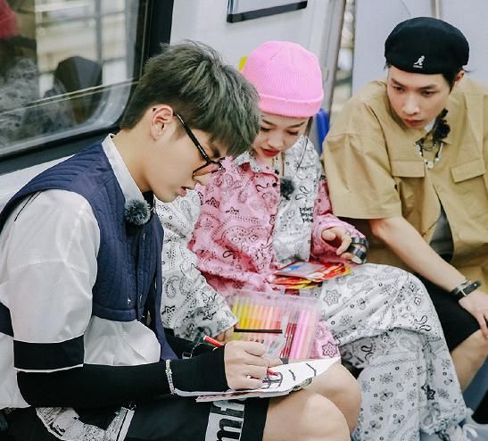 郑爽不知道吴亦凡英文名,第一反应很真实,网友直呼太有求生欲了