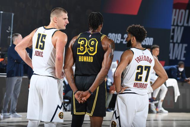 霍华德这笑容n年未见了!被约基奇造犯规后,咧嘴大笑太熟悉