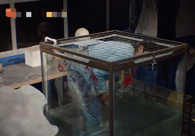 上两期还在游戏环节让黄明昊蹲在狭小的水箱里,遭网友指责存在安全
