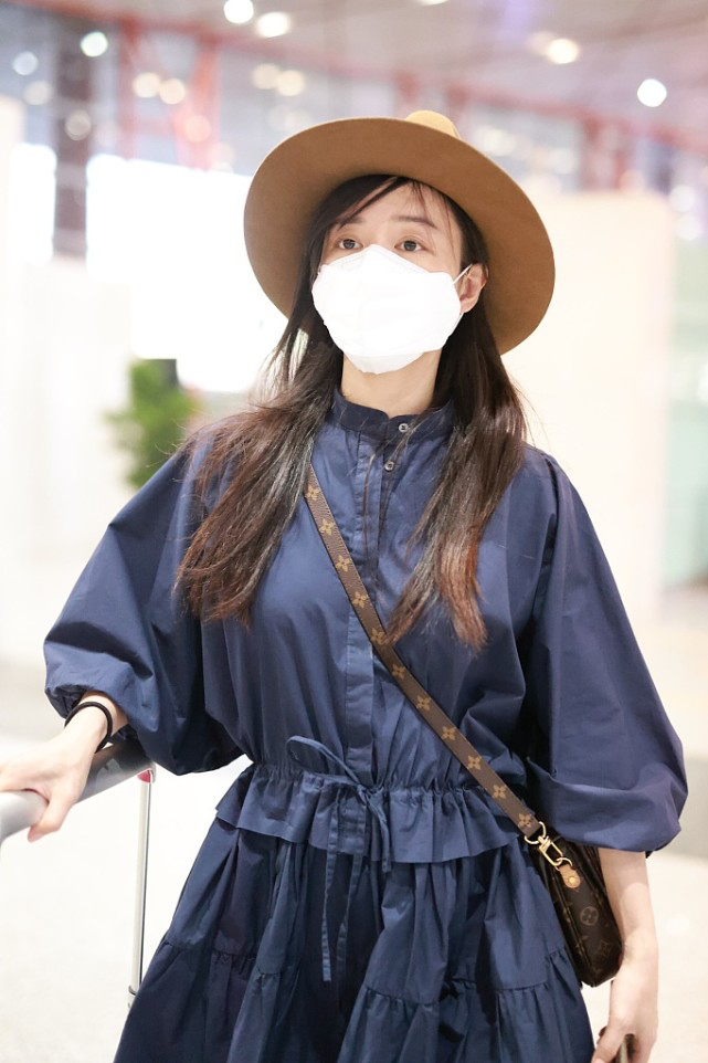 张静初素颜现身机场,虽然服装随性显土气,但气质却依旧高级