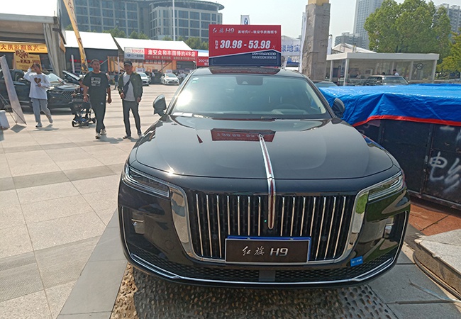 一汽红旗h9车展实拍,黑色很大气,气场不输奥迪a6l,30.98万起
