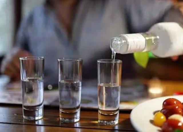 白酒瓶上有这几个字切记不要买售货员透露自己从来不喝