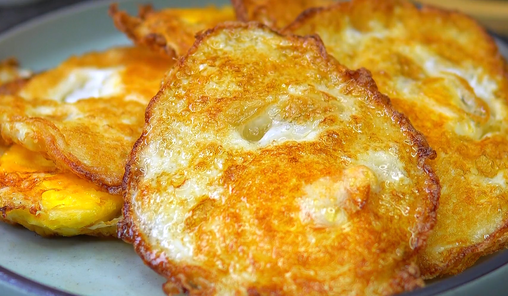 谁发明的"剁椒荷包蛋"香辣咸香,真的是太下饭了,吃一周都不腻