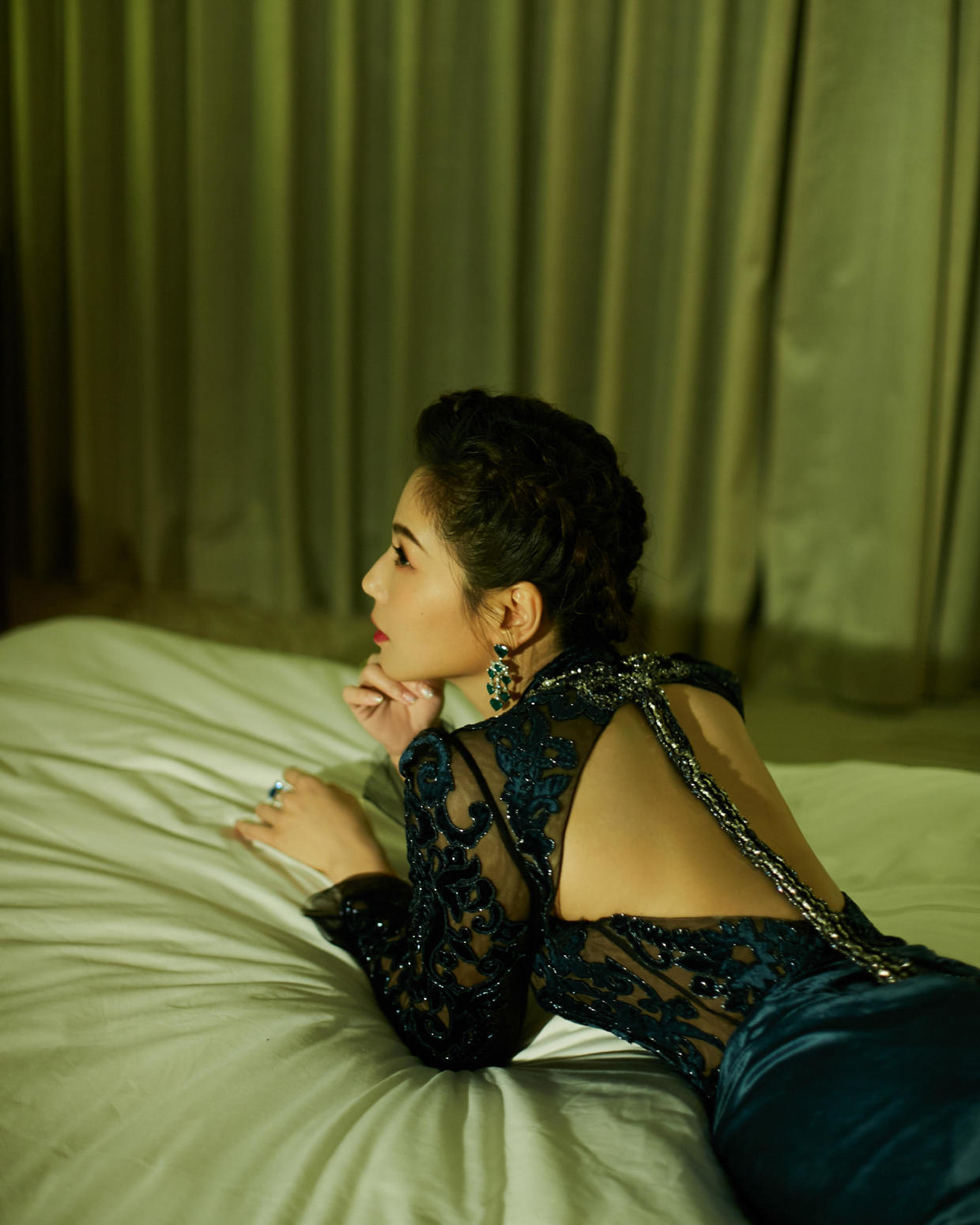 "刘涛"的贵妇感越来越强,一袭露背连衣裙配复古盘发,美得惊艳