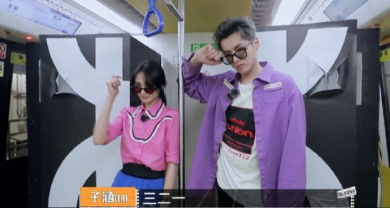 郑爽对吴亦凡很上心?上节目大胆撩加暗示,贴心送水,脸红害羞跑开