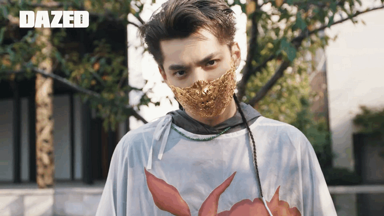 吴亦凡有颜真任性黄金甲玉珠帘口罩爱马仕都没这土豪