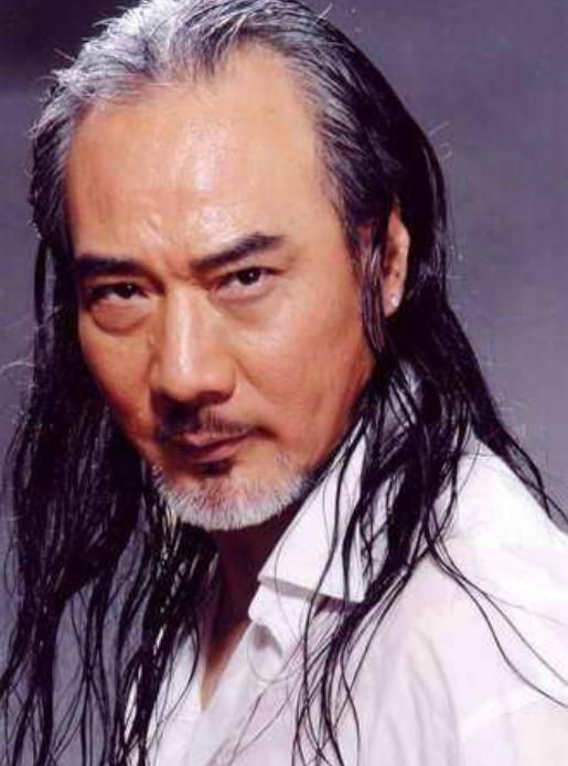 70岁徐少强满头白发还要为10岁幼子打拼有戏就拍就绝不退出