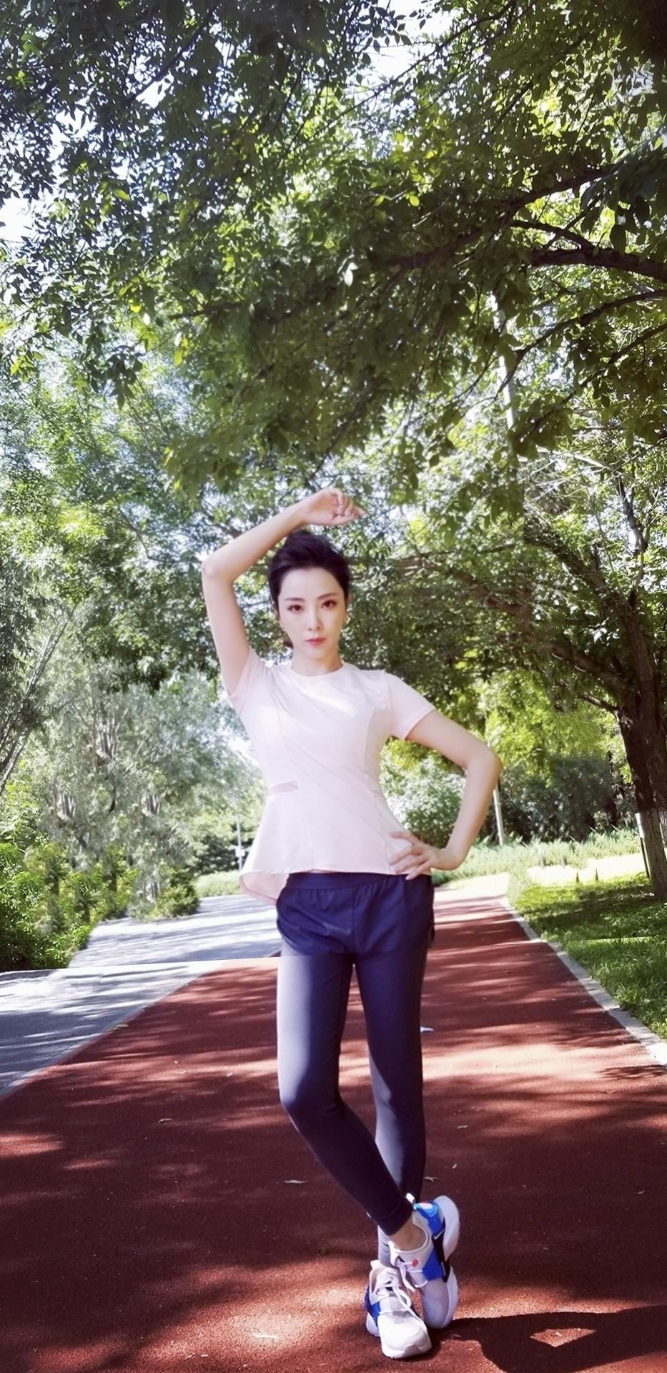 李思思户外运动也带妆穿粉色运动衣配修身裤美得不像话