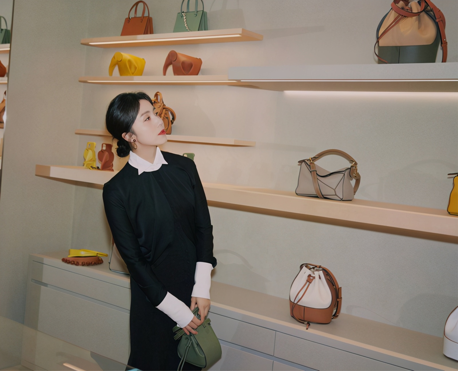 黄磊镜头下的孙莉,依旧是20年前的样子,碎花衫牛仔裤女人味足