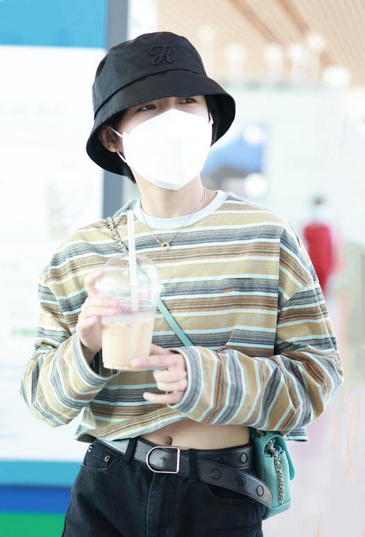 被张子枫的新风格美到了!穿条纹露脐装小秀性感,太洋气了