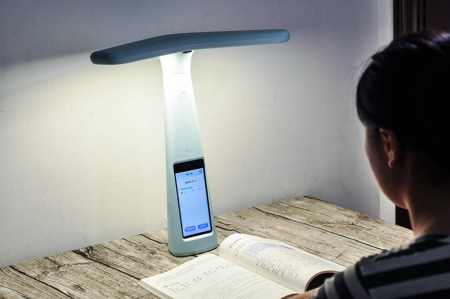 能说会道还能查作业,大力智能家教灯孩子的家庭老师