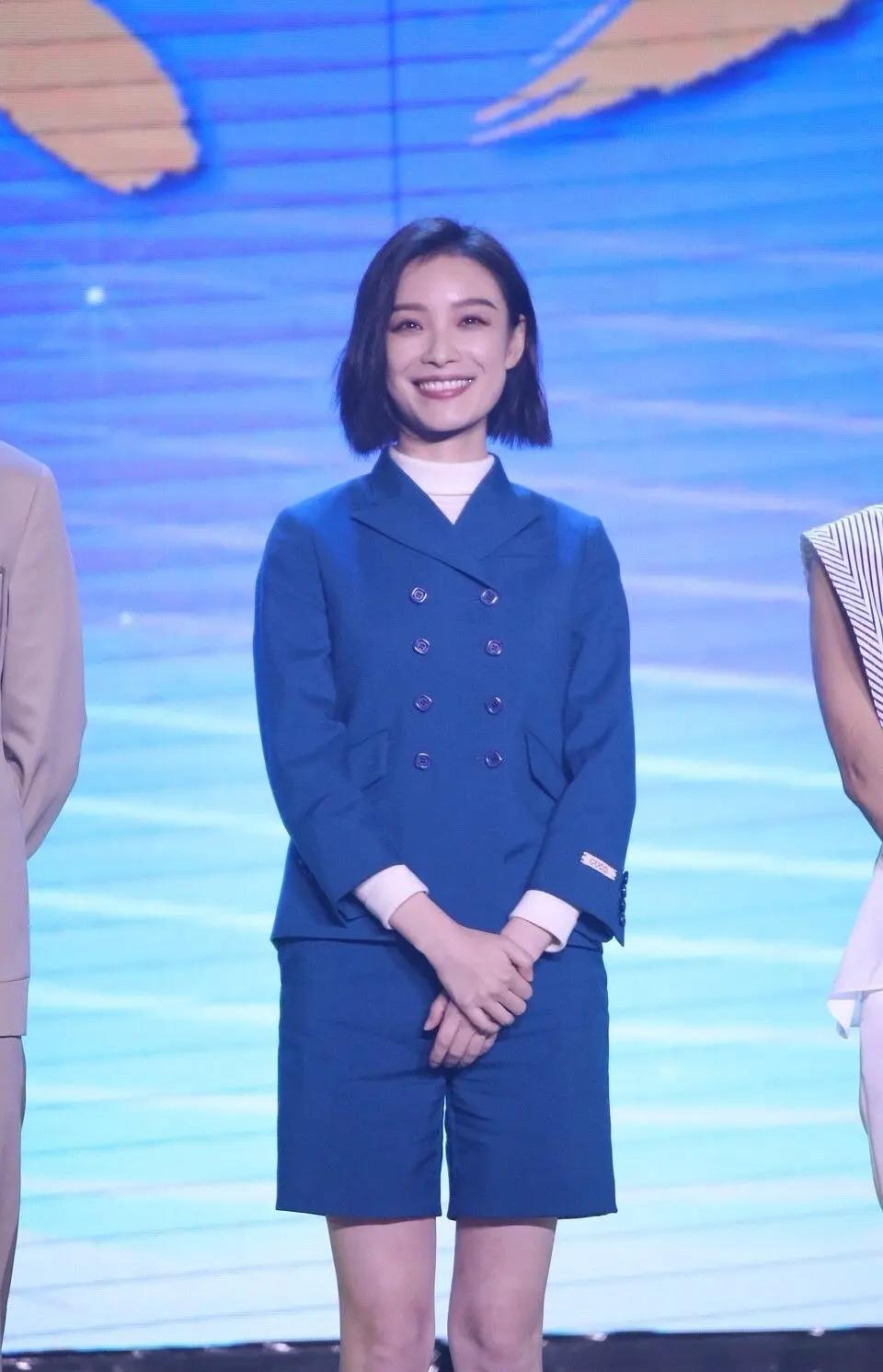 出现在发布会上的倪妮,身穿着蓝色的西装套装,看上去非常的干练.