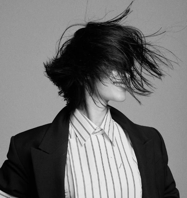 倪妮出色wsj封面出炉随性甩头发亲自剪短发超帅气