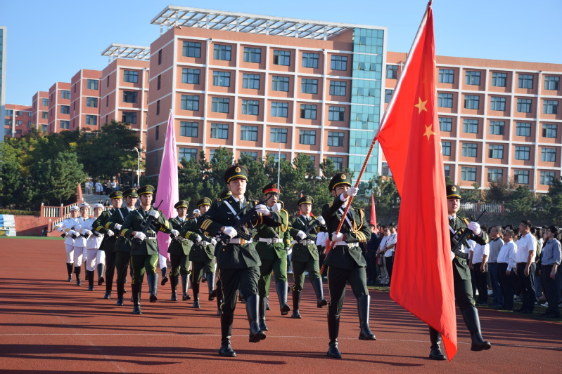 哈尔滨理工大学荣成校区举办迎70周年校庆升旗仪式