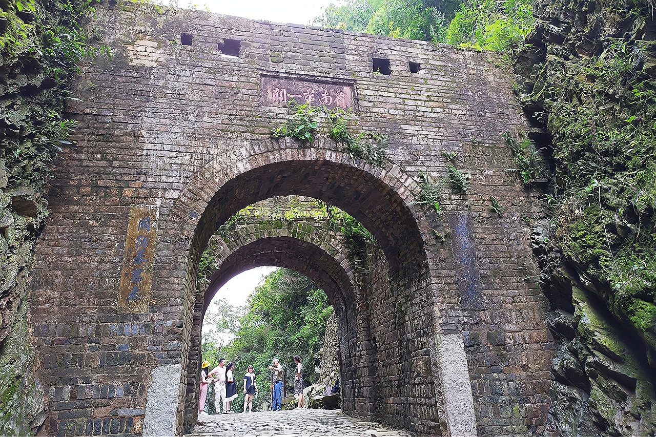 我国被遗忘的千年古道,地跨江西广东两省,被誉为"岭南第一关"|梅关