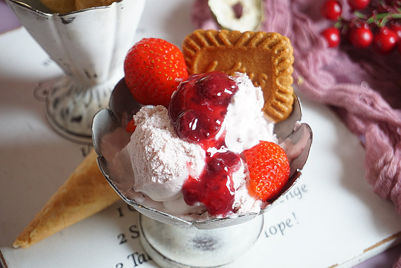 哈根达斯的酱果美莓奶昔冰淇淋,自己在家也能做,成本20吃得过瘾