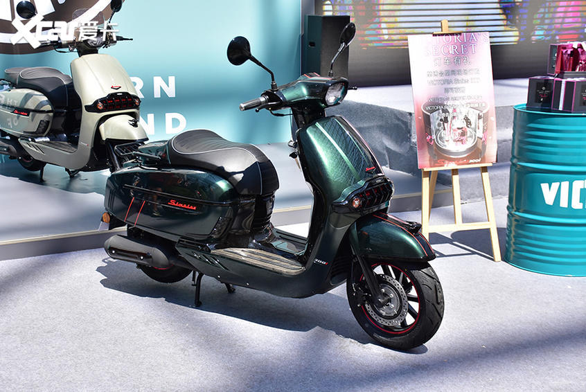 龙嘉复古踏板sixties 300i重庆摩展上市