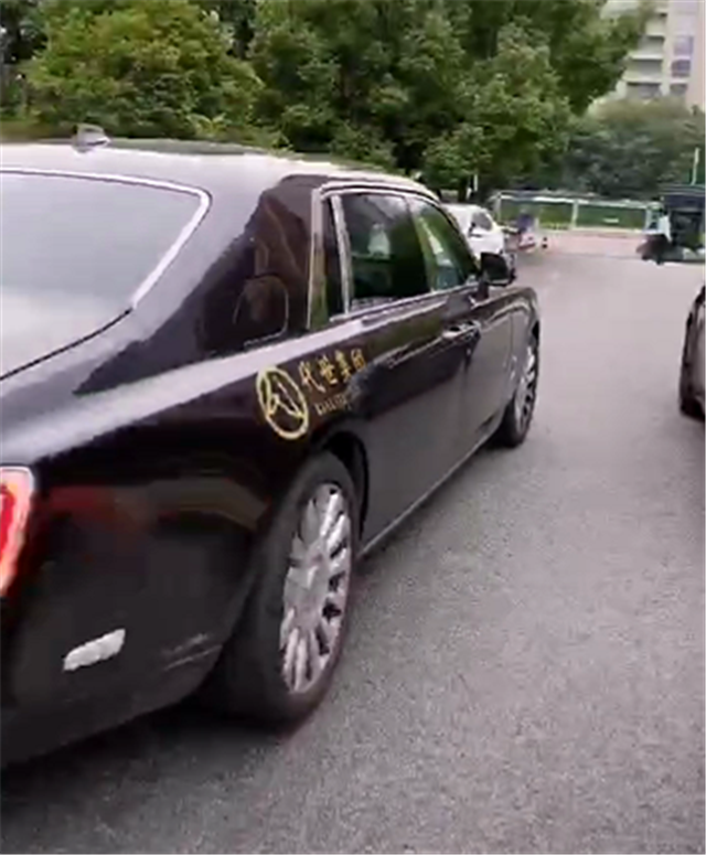 "网红车"劳斯莱斯幻影,挂99999牌,牌值7位数,还常被偷拍