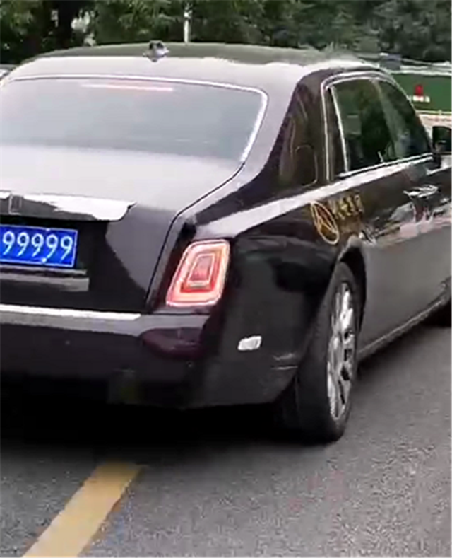 "网红车"劳斯莱斯幻影,挂99999牌,牌值7位数,还常被偷拍