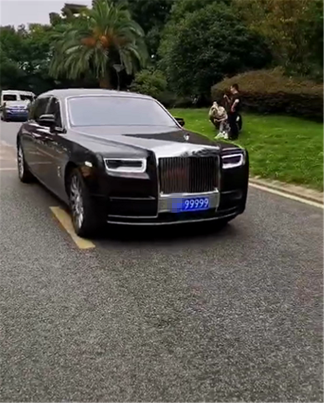 "网红车"劳斯莱斯幻影,挂99999牌,牌值7位数,还常被偷拍