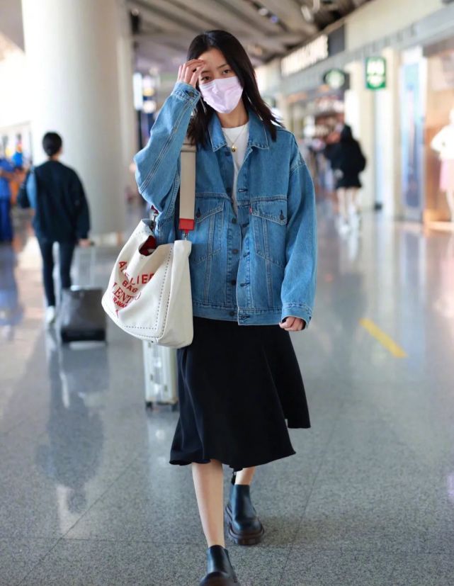 超模刘雯休闲走机场牛仔外套配过膝裙示范早秋穿搭舒服又时髦