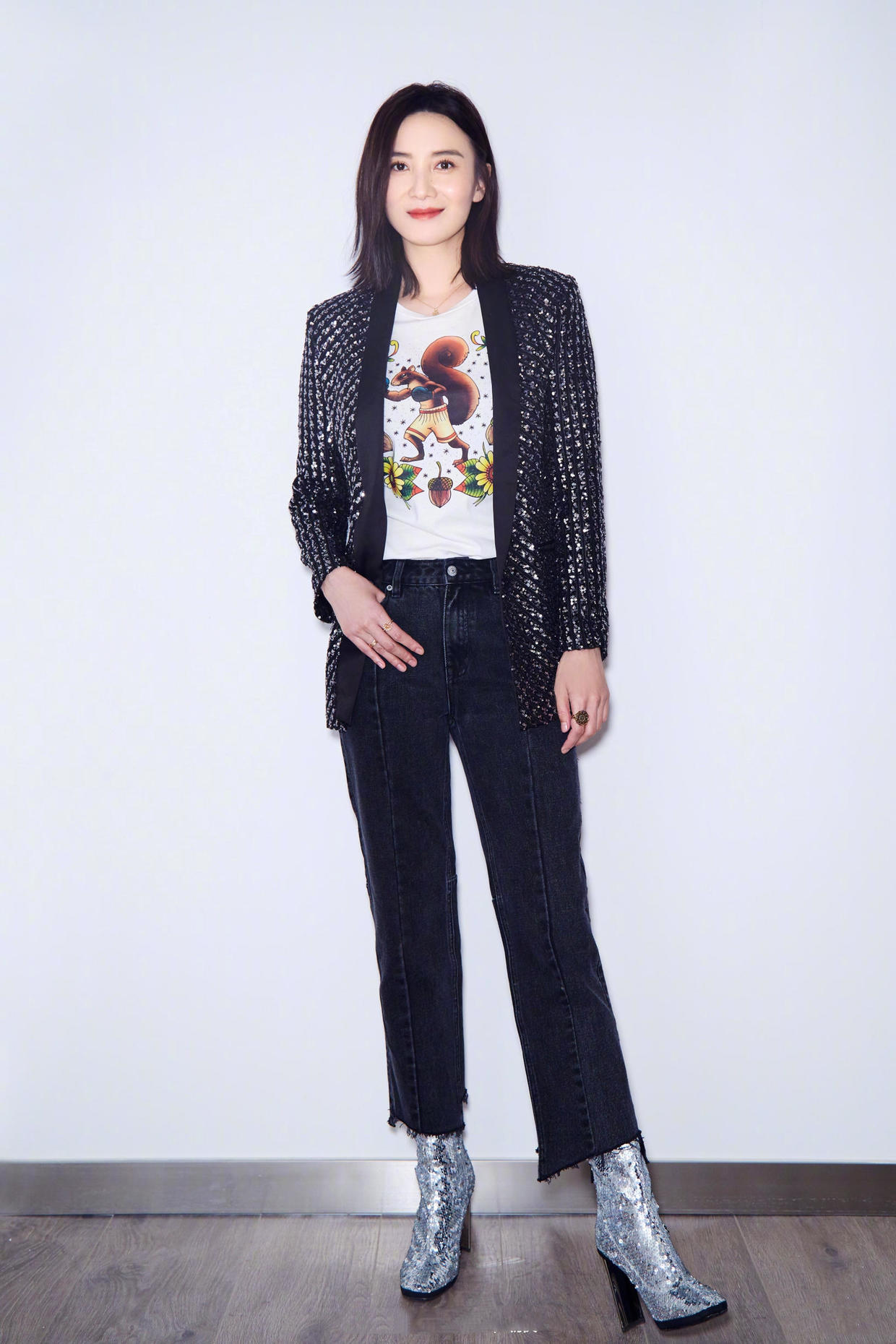 杨乐乐不愧是汪涵的老婆,穿粉色西装配牛仔裤走机场,时尚又减龄