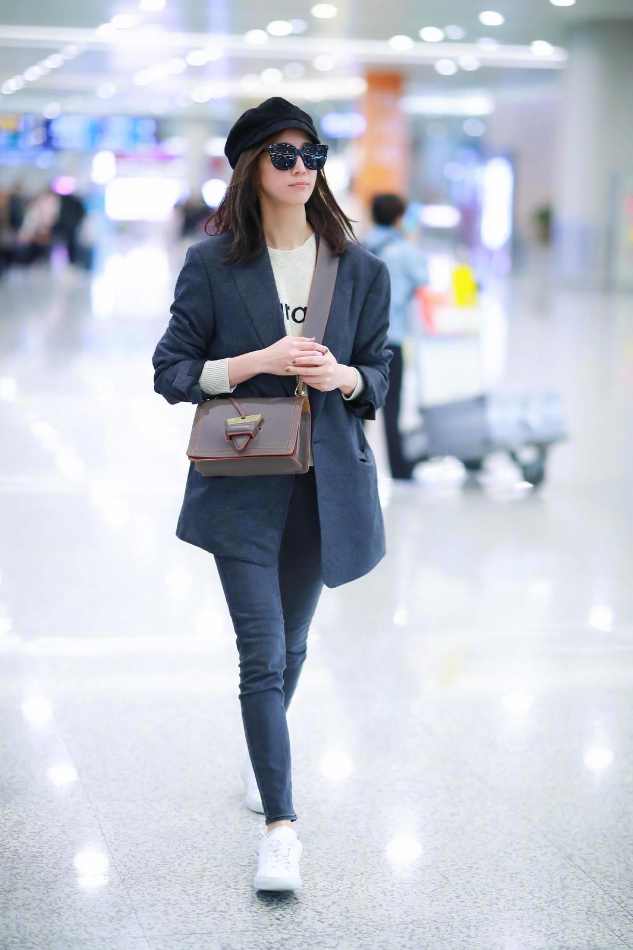 杨乐乐不愧是汪涵的老婆,穿粉色西装配牛仔裤走机场,时尚又减龄