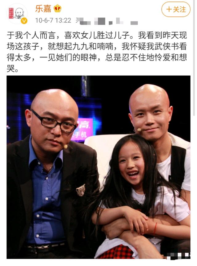 已婚主持人乐嘉公共场合撩妹?抚摸陌生女子脸庞,两人对视太自然