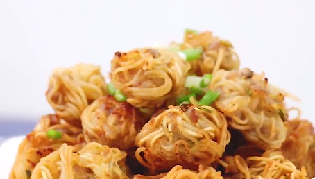 面条别只会煮着吃了,试试这种新做法,金黄酥脆,拿肉都不换|洛洛|挂面