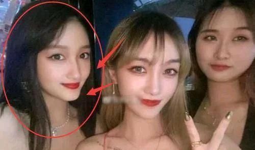 有种"心机"叫关晓彤闺蜜,晒照只p自己,关晓彤的颜值真实了