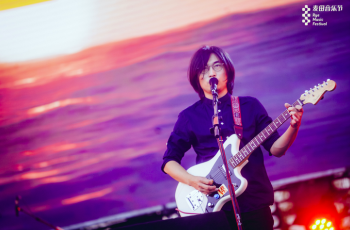 来自山东青岛的新锐乐队橘子海,他们的歌曲中有一种都市的浪漫清新