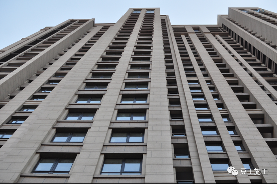 真石漆墙面表面平整,色泽均匀,线条流畅