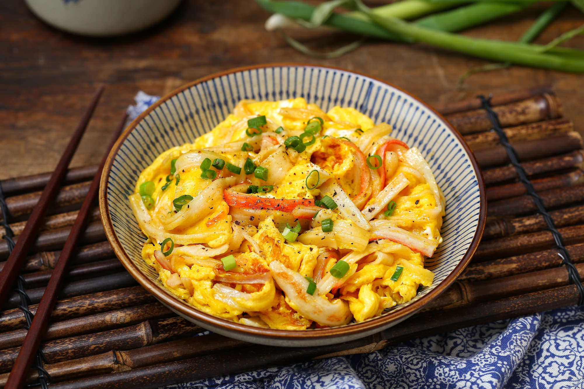 五分钟就能炒一盘的蟹柳滑蛋,鲜嫩美味热量低,孩子吃上不撂筷了