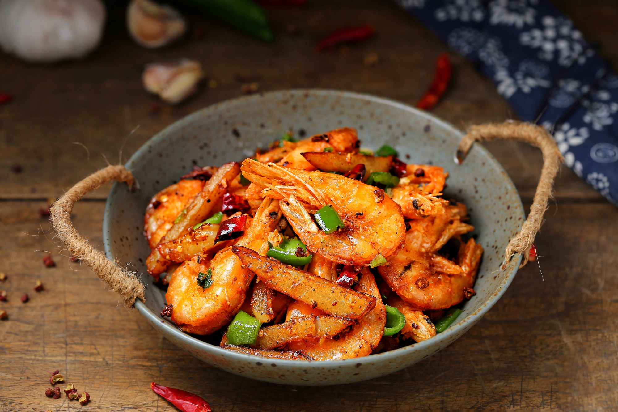 大虾最好吃的做法,香辣酥脆连虾壳都不放过,在家做的比饭店还好