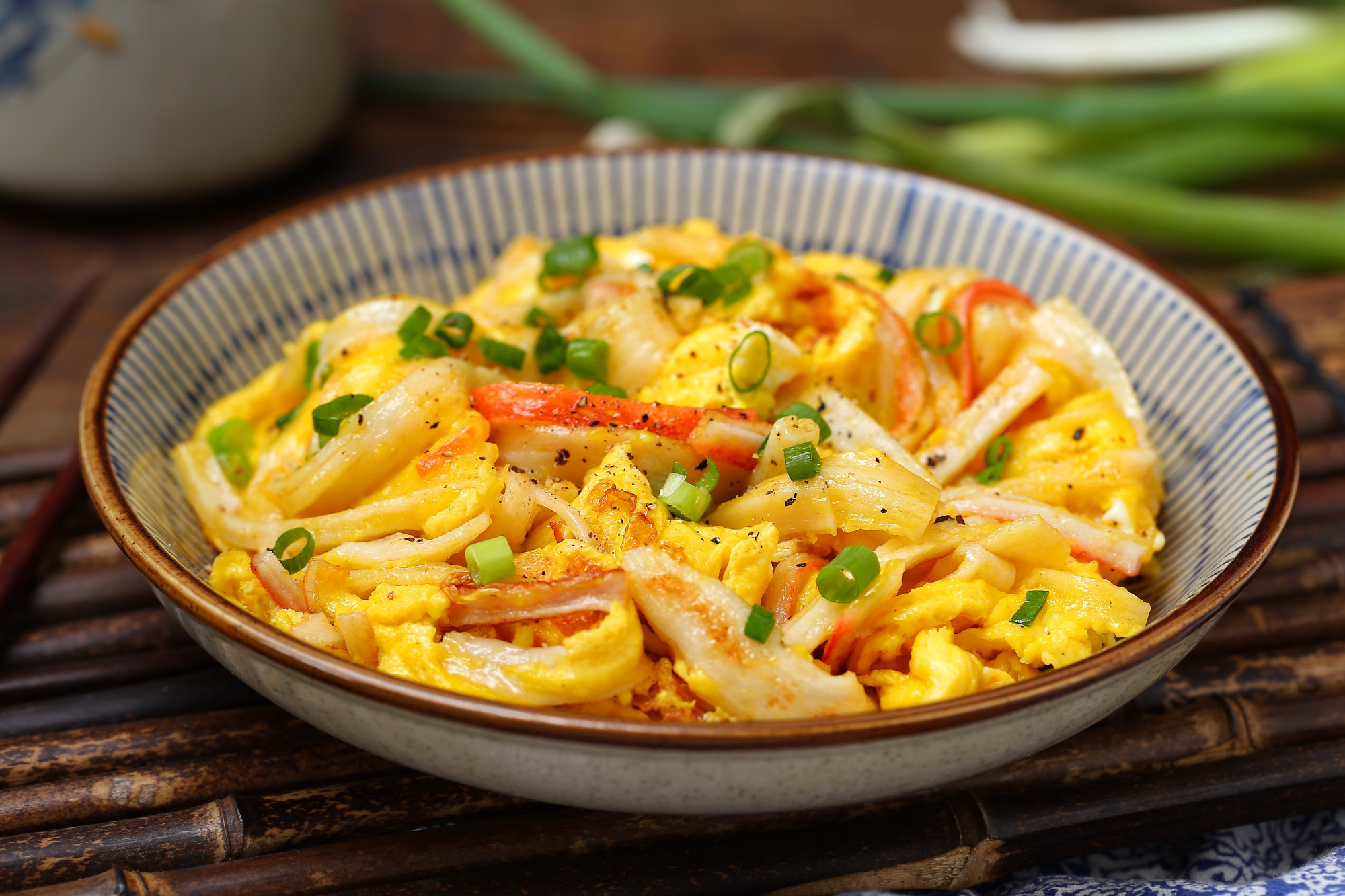 五分钟就能炒一盘的蟹柳滑蛋,鲜嫩美味热量低,孩子吃上不撂筷了