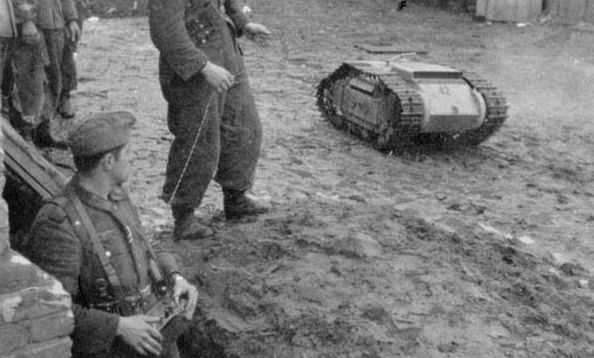 二战德国最失败坦克,能跨过60厘米壕沟,却翻不过11厘米粗电缆|歌利亚