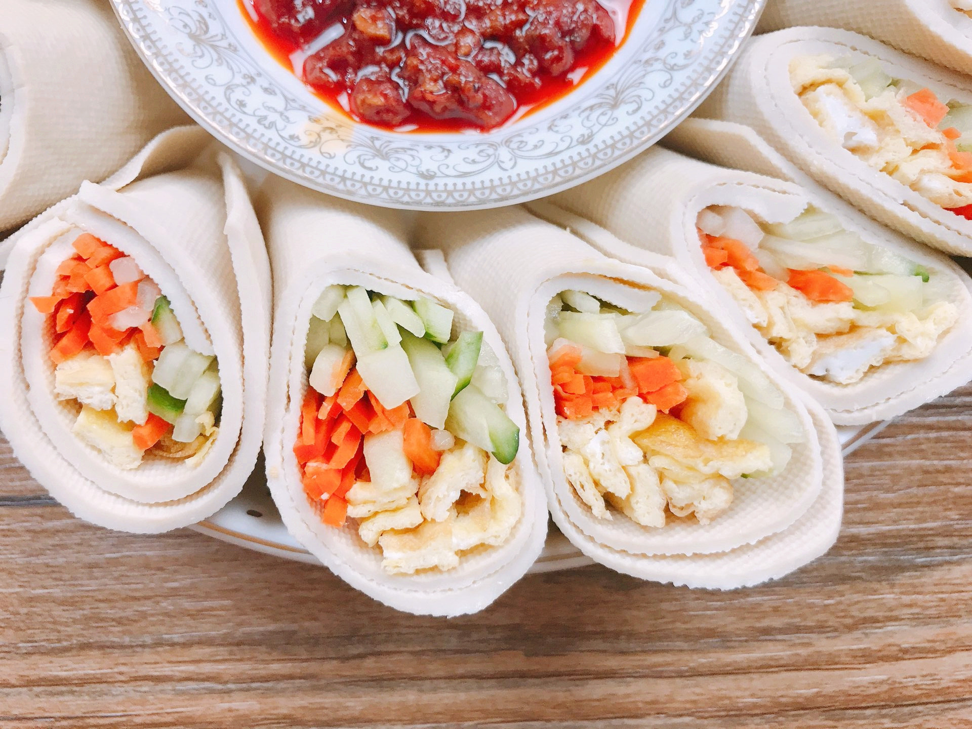 春天来份减脂餐千张蔬菜卷,简单卷一卷,不仅低脂而且味道鲜美