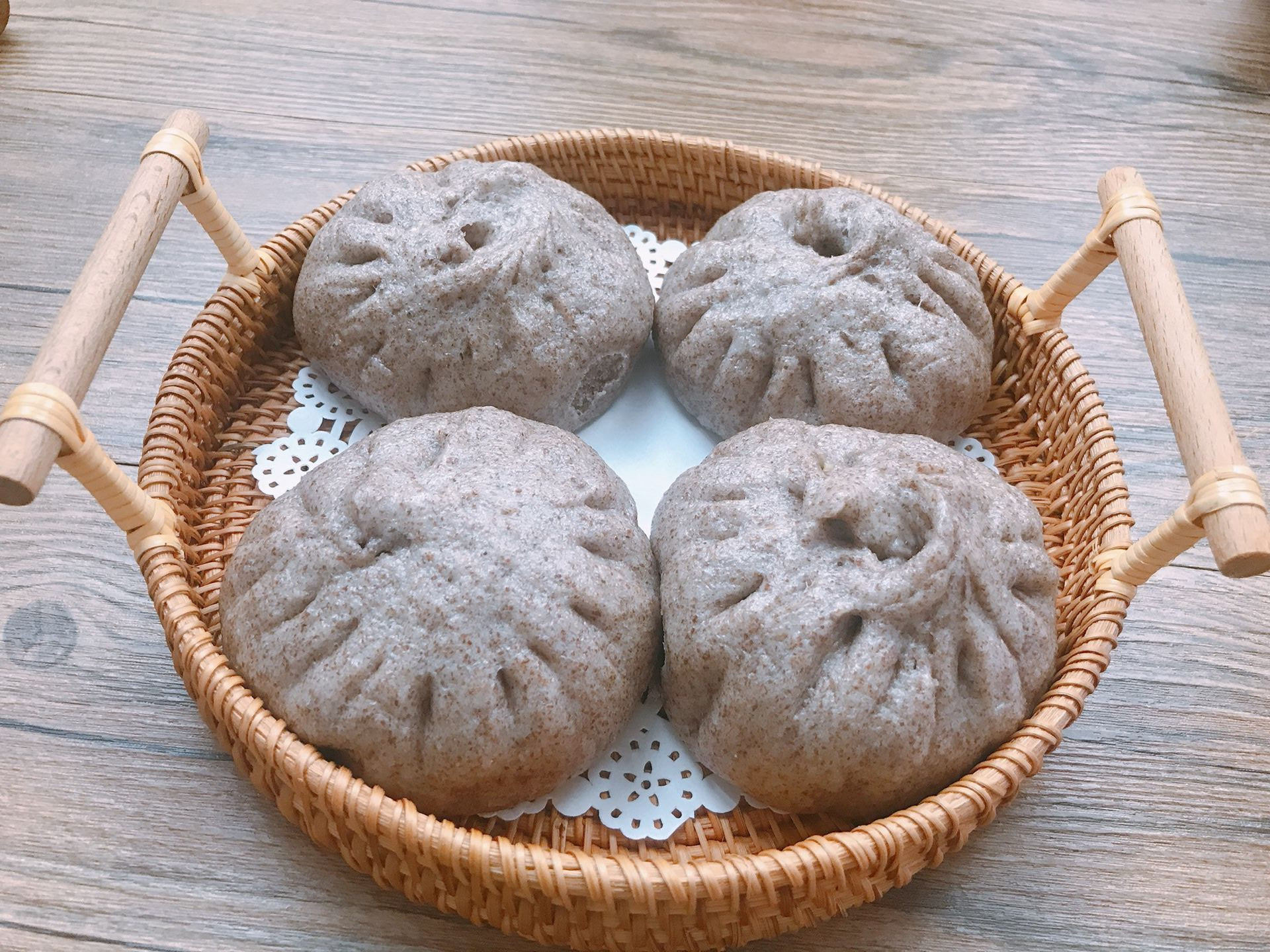 麦香浓郁的黑全麦包子,口感柔软不粗糙,馅料十足,一口气吃5个