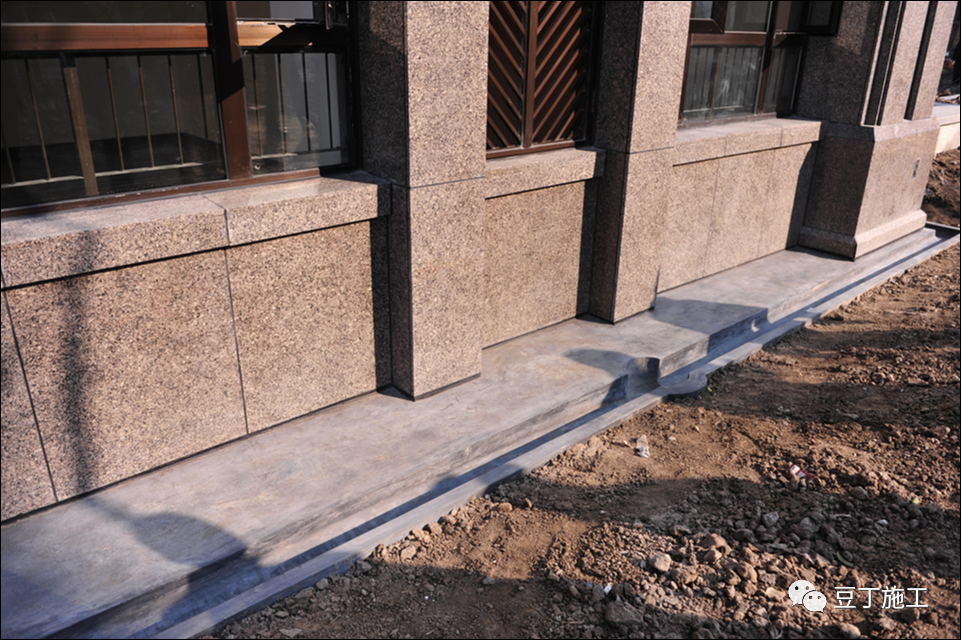 散水坡与墙面设置伸缩缝,密封胶填嵌密实