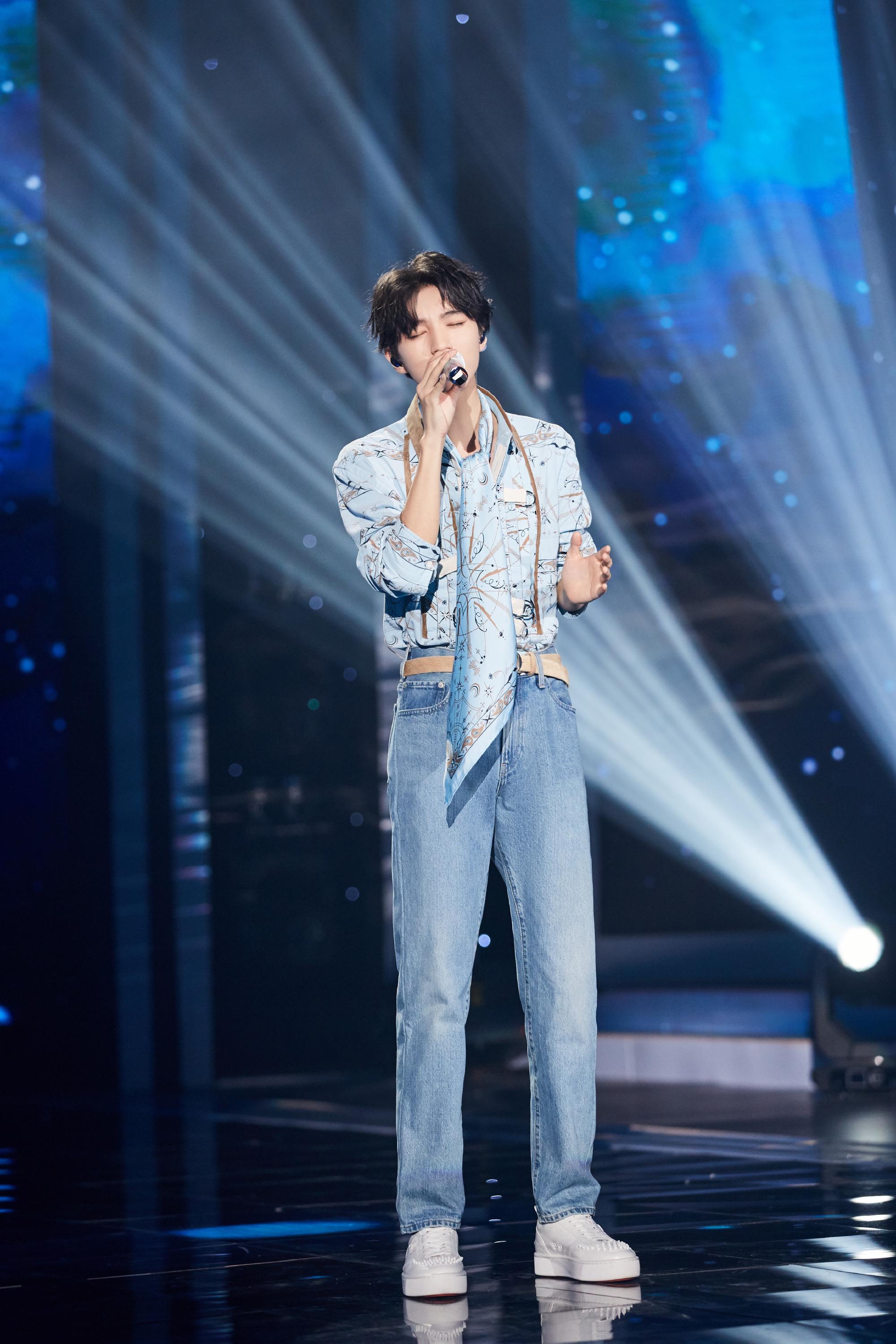 西装配衬衣裙,王俊凯封面大片上热搜,昔日少年长大了