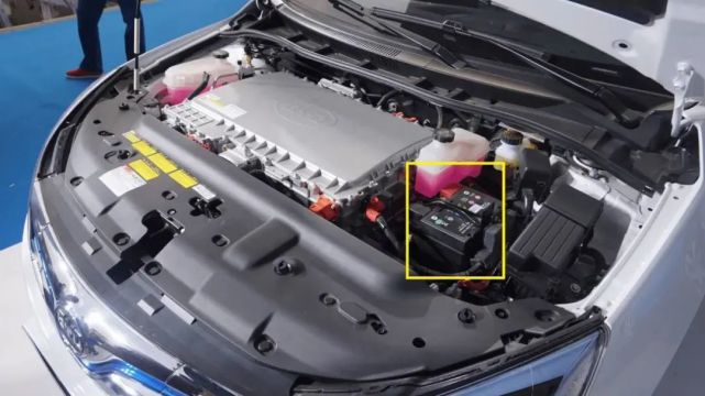 为什么特斯拉的前舱空空如也,国产电动车却塞满设备?-新浪汽车