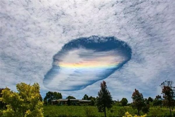 神秘现象出现天空出现怪异缺口难道真的有第三世界