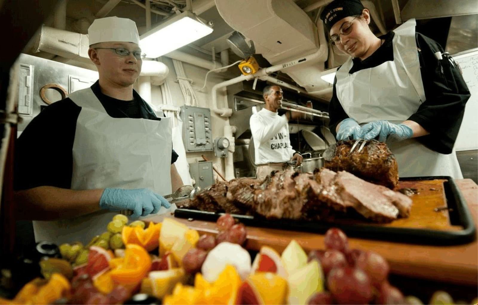 美国航母上伙食究竟有多好大鱼大肉敞开供应难怪美军胖子多