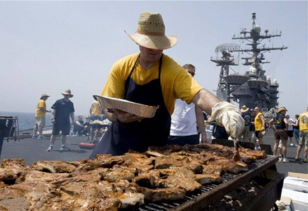 美国航母上伙食究竟有多好大鱼大肉敞开供应难怪美军胖子多
