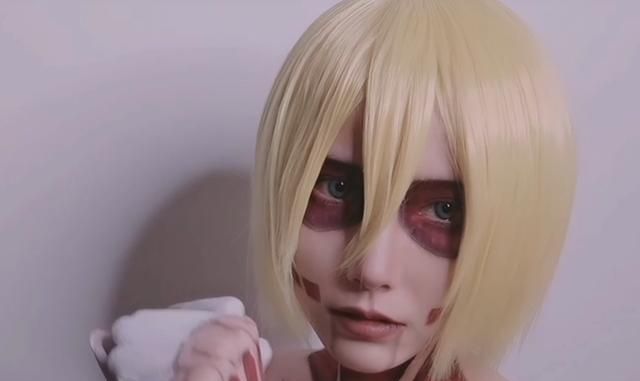 网友仿妆阿尼女巨人,实力还原,演绎角色情感深入人心